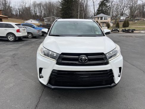 Used 2017 Toyota Highlander SE image 2