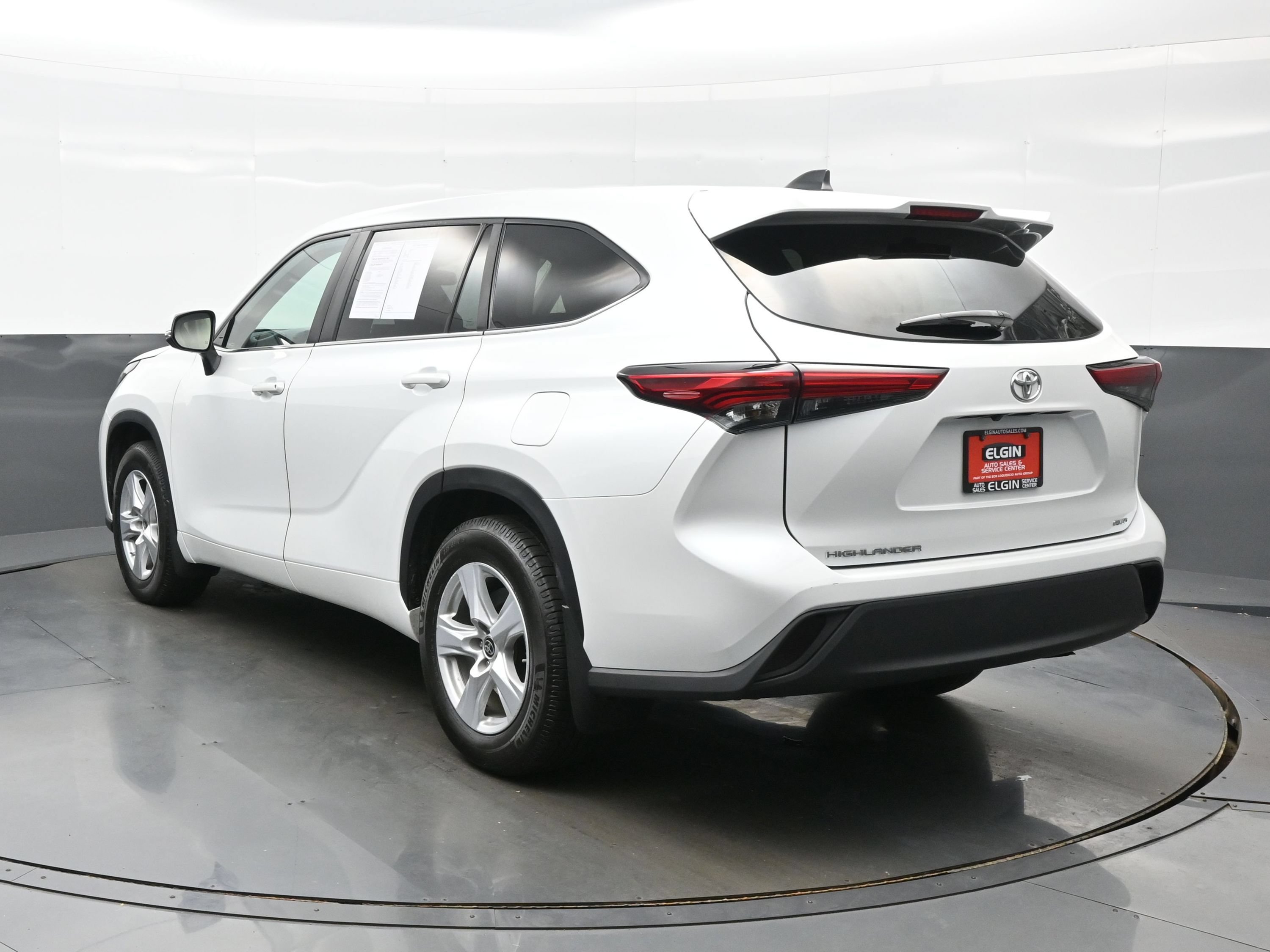Used 2023 Toyota Highlander L AWD/4WD image 4