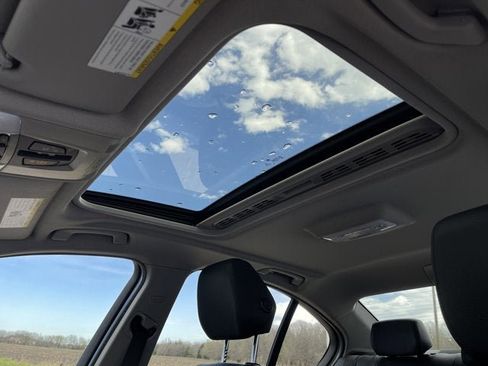 Used 2017 BMW 320i xDrive Sedan image 15