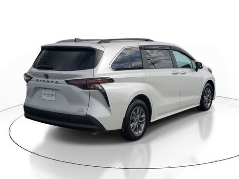 Used 2024 Toyota Sienna LE FWD image 4