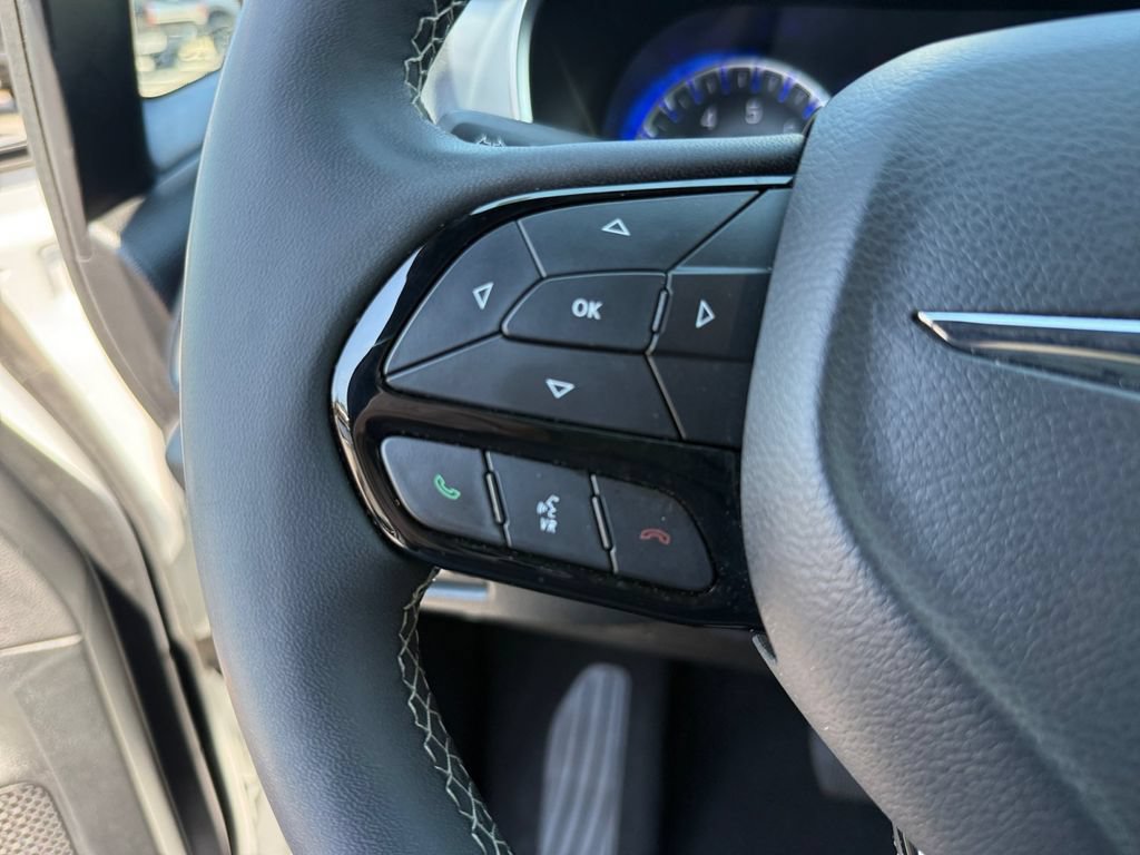 Used 2025 Chrysler Pacifica Limited FWD image 23