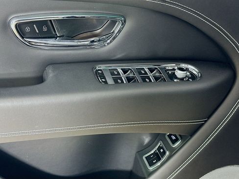 Used 2022 Bentley Bentayga AWD/4WD image 23