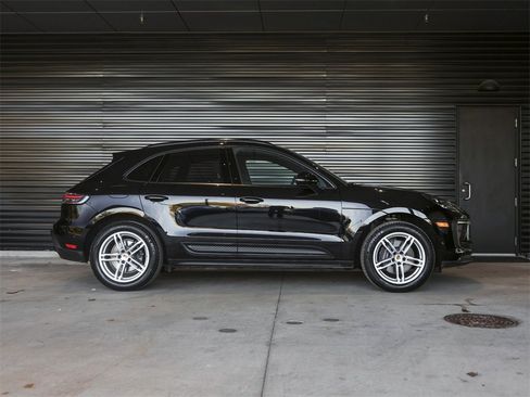 Certified 2022 Porsche Macan image 8