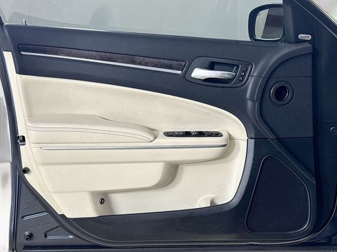 Used 2018 Chrysler 300 Limited image 11