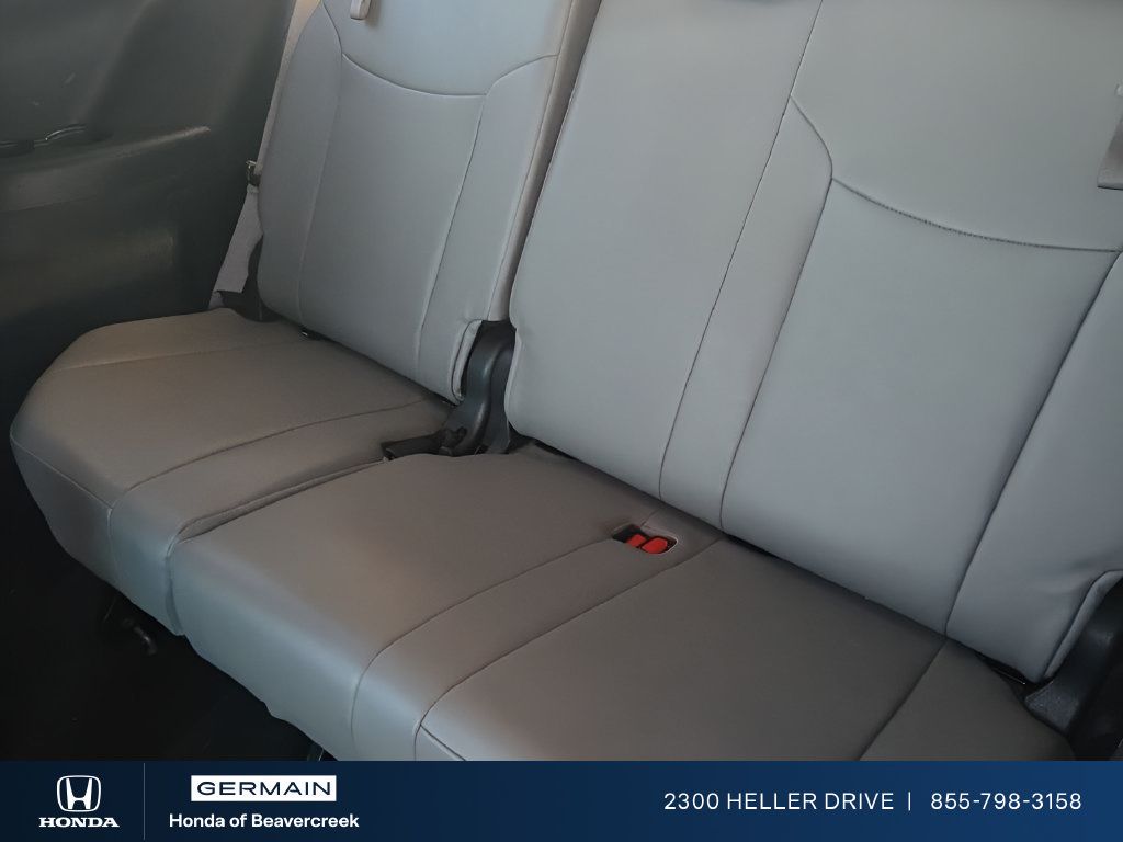 Used 2025 Toyota Sienna XLE FWD image 8