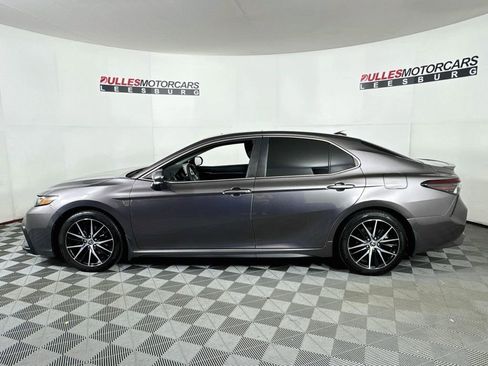 Used 2022 Toyota Camry SE w/ Cold Weather Package FWD image 4