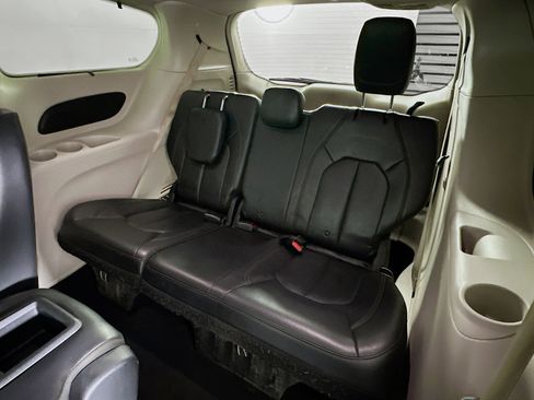 Used 2017 Chrysler Pacifica Touring-L w/ Tire & Wheel Group image 28