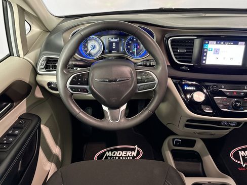 Used 2023 Chrysler Voyager LX image 20