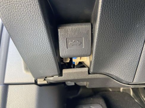 Used 2023 Toyota Crown Limited image 32