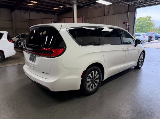 Used 2024 Chrysler Pacifica Limited FWD image 5