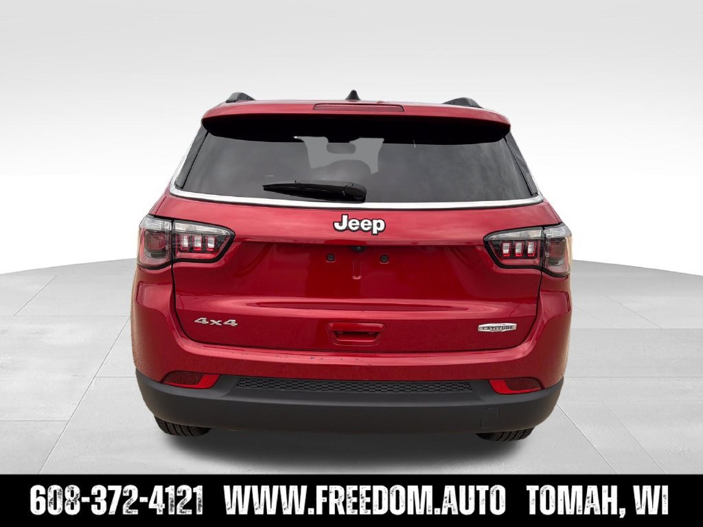 Used 2025 Jeep Compass Latitude w/ Sun & Sound Group AWD/4WD image 6