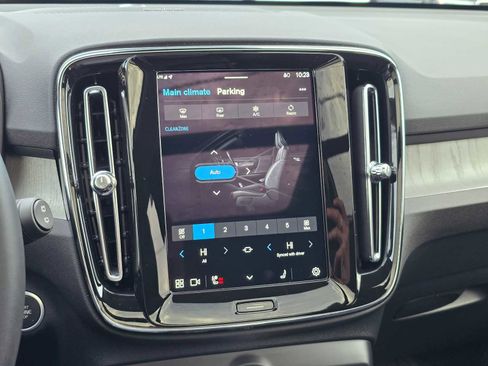 Used 2025 Volvo XC40 B5 Plus w/ Climate Package image 25