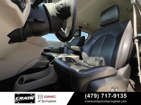 Used 2024 Chrysler Pacifica Touring-L FWD image 24