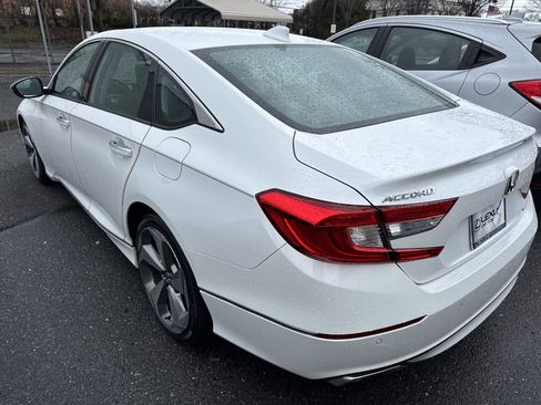 Used 2018 Honda Accord Touring image 2