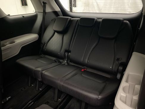 Used 2024 Kia Carnival EX FWD image 26