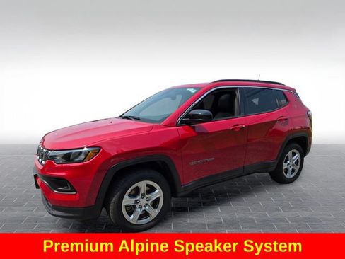 Used 2024 Jeep Compass Latitude w/ Sun and Sound Group AWD/4WD image 4