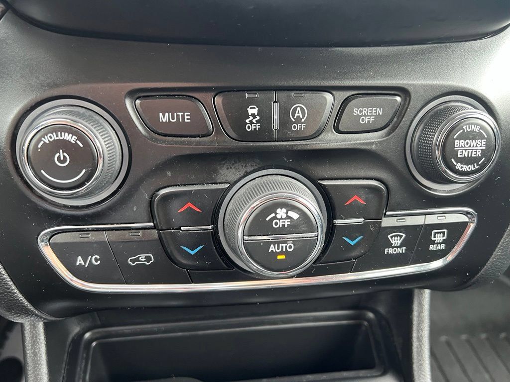 Used 2020 Jeep Cherokee Limited w/ Technology Group AWD/4WD image 37