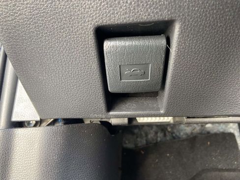 Used 2025 Toyota Corolla SE image 28