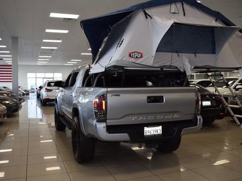 Used 2017 Toyota Tacoma TRD Off-Road image 10