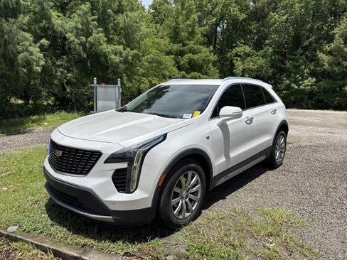 Used 2021 Cadillac XT4 Premium Luxury w/ Cold Weather Package FWD image 1