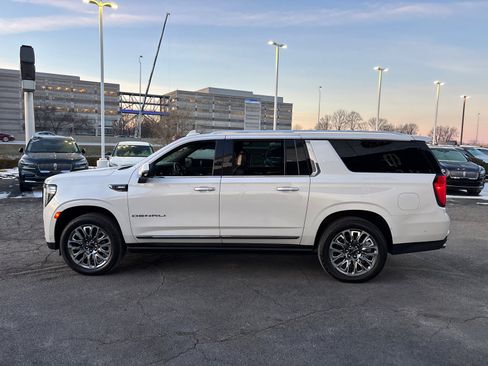 Used 2023 GMC Yukon XL Denali Ultimate image 4