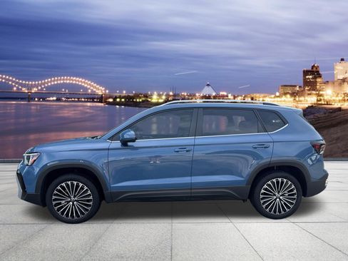 Used 2025 Volkswagen Taos SE FWD image 2