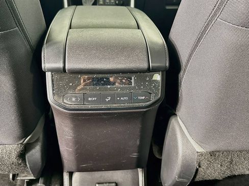 Used 2023 Toyota Highlander LE AWD/4WD image 24