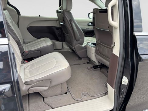 Used 2018 Chrysler Pacifica Touring-L Plus w/ Advanced Safetytec Group FWD image 53