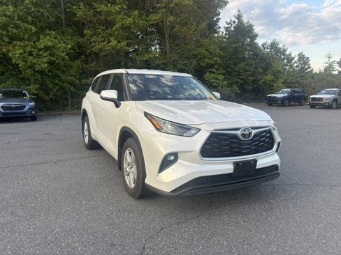 Used 2023 Toyota Highlander LE AWD/4WD image 10