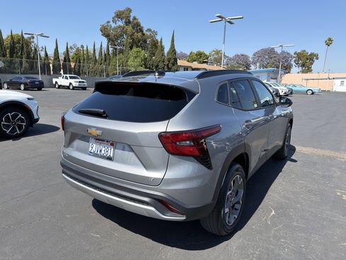 Used 2024 Chevrolet Trax LT FWD image 8