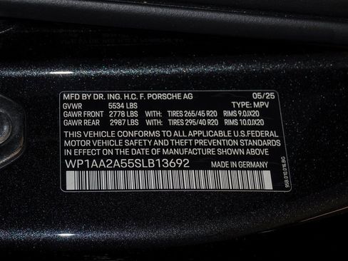 Certified 2025 Porsche Macan image 30