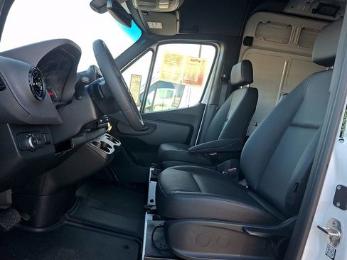 Used 2025 Mercedes-Benz Sprinter 2500 image 12