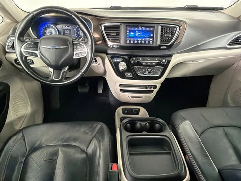 Used 2018 Chrysler Pacifica Touring-L image 21