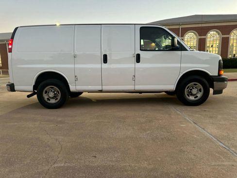Used 2017 Chevrolet Express 2500 image 4