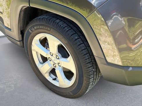 Used 2018 Jeep Compass Latitude w/ Cold Weather Group FWD image 10