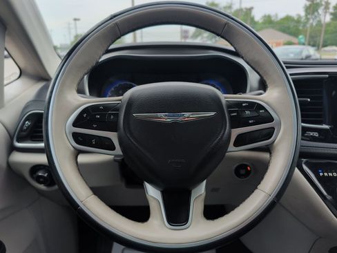 Used 2018 Chrysler Pacifica Limited FWD image 11
