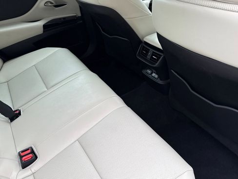 Used 2025 Lexus ES 300h w/ Premium Package FWD image 31