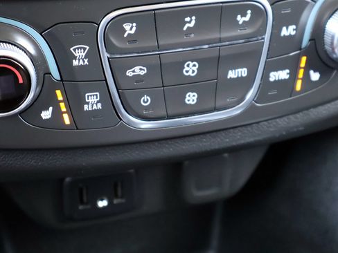 Used 2021 Chevrolet Traverse LT FWD image 22
