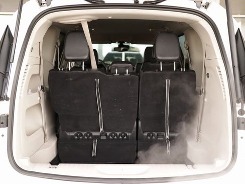 Used 2024 Chrysler Pacifica Touring-L image 26