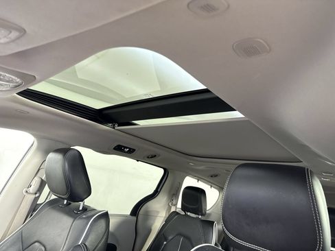 Used 2023 Chrysler Pacifica Limited FWD image 18