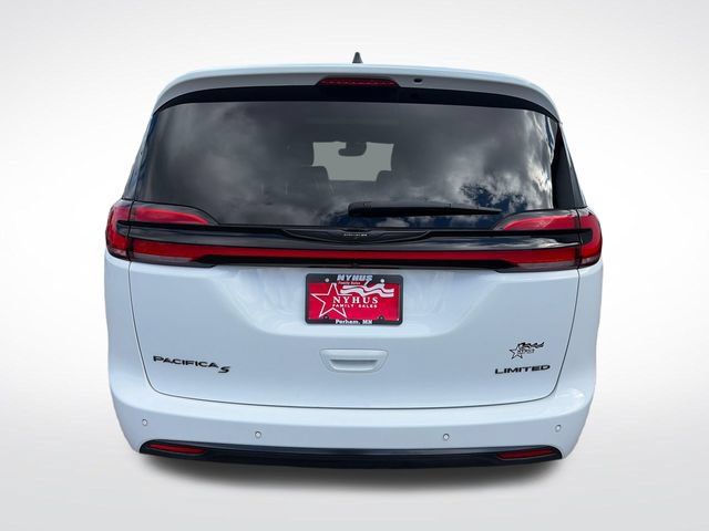 Used 2025 Chrysler Pacifica Limited FWD image 5