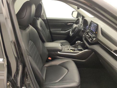 Used 2021 Toyota Highlander XLE image 21