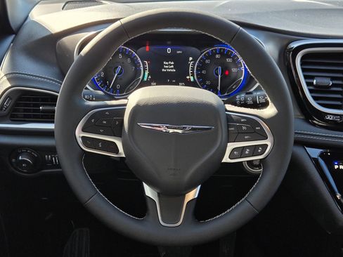 New 2026 Chrysler Pacifica Select image 18