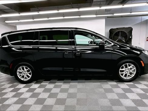 Used 2023 Chrysler Pacifica Touring-L FWD image 14