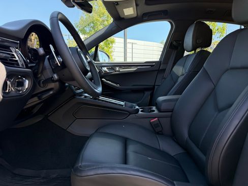 Used 2025 Porsche Macan image 13