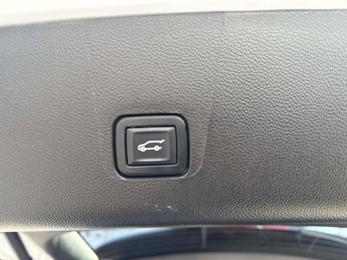 Used 2023 Chevrolet Traverse High Country image 9