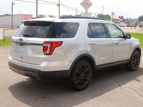 Used 2017 Ford Explorer XLT w/ Equipment Group 202A AWD/4WD image 7