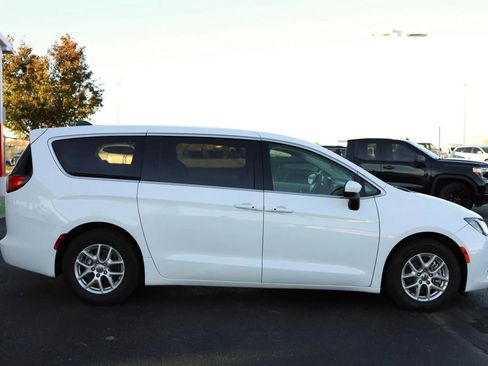 Used 2022 Chrysler Voyager LX image 4