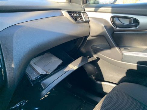 Used 2019 Nissan Rogue Sport S image 32