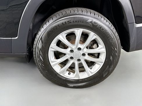 Used 2020 Jeep Cherokee Latitude w/ Cold Weather Group image 31